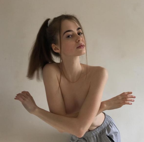 Эскорт Вики с 2 размером груди сделает профессионально анальный секс и пригласит к себе